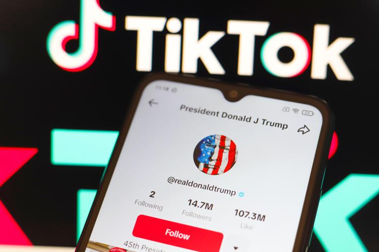 Un'immagine che collega Trump e TikTok