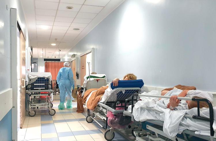 Barelle in corridoio del pronto soccorso - Fotogramma