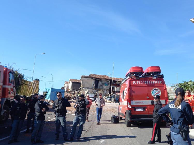 Vigili del fuoco al lavoro sul luogo del crollo