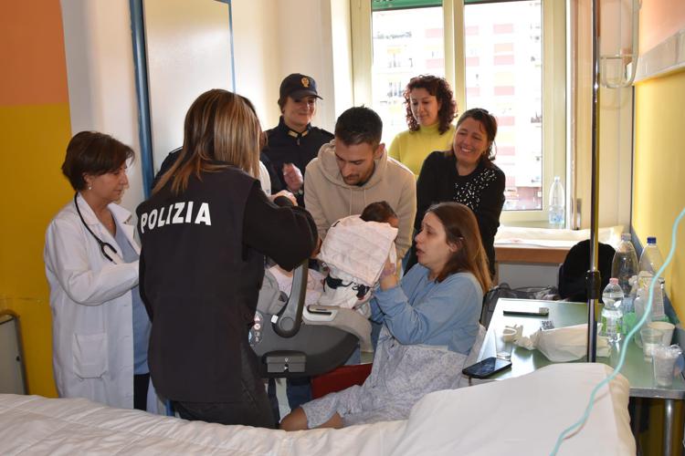 La neonata rapita a Cosenza riconsegnata alla mamma in ospedale