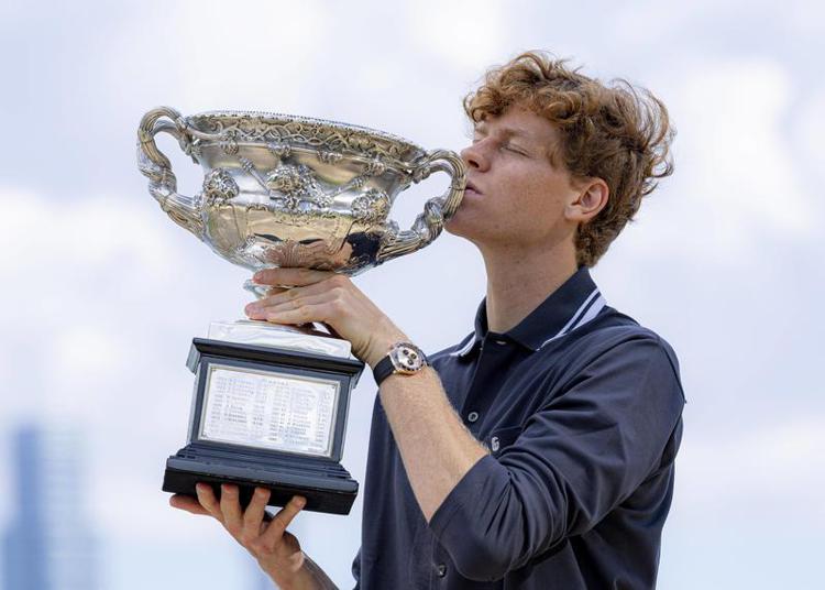 Jannik Sinner con il trofeo degli Australian Open - Fotogramma