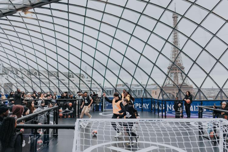 PlayStation unisce calcio e basket in un evento crossover a Parigi