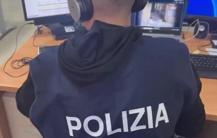 Poliziotto in ufficio