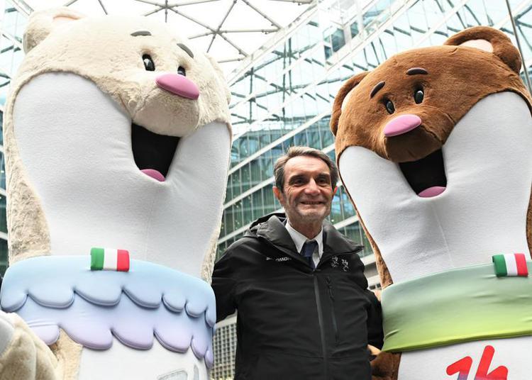Tina e Milo, le mascotte di Milano Cortina 2026, con il presidente della Regione Lombardia Attilio Fontana - Fotogramma/IPA