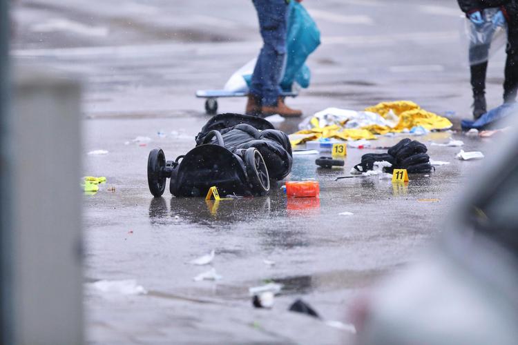 Monaco, rilievi della polizia e passeggino sul luogo dell'attentato - Fotogramma /Ipa