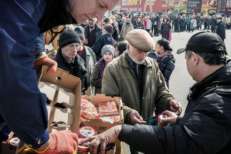 Distribuzione di cibo al mercato di Mykolaiv  - Fotogramma