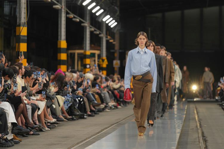 Lo show fall-winter 2025 di Tod's, uno dei marchi che restano ancora italiani (Ipa/Fotogramma)