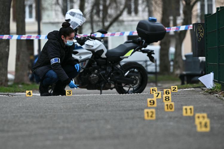 Polizia sul luogo dell'attacco a Mulhouse (Afp)