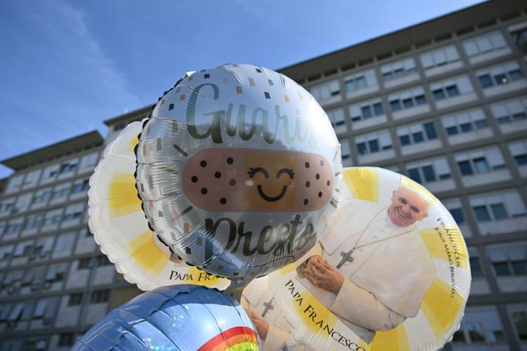 Messaggi per Papa Francesco al Policlinico Gemelli (Afp) 