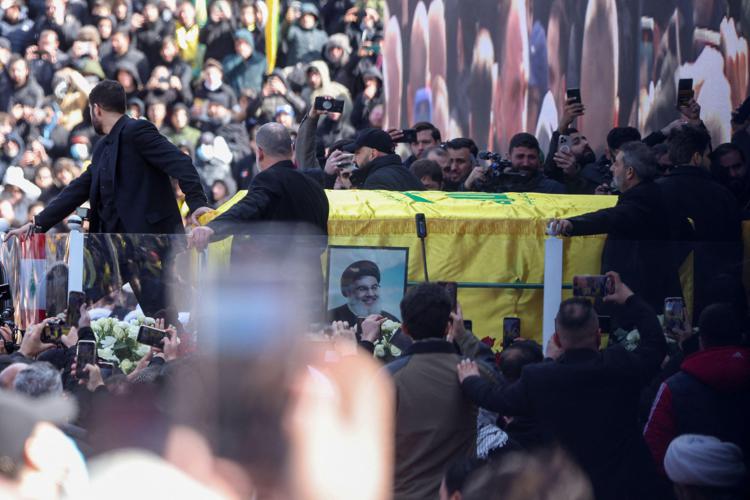 Decine di migliaia di persone a Beirut per i funerali di Nasrallah (Afp)