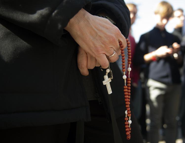 Persone in preghiera per il Papa - Fotogramma