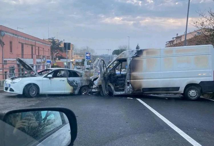 Auto e furgoni in fiamme su via Portuense dopo la rapina a Commercity