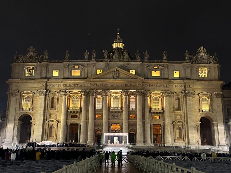 Fedeli in piazza San Pietro per il rosario dedicato alla salute di Papa Francesco - Adnkronos