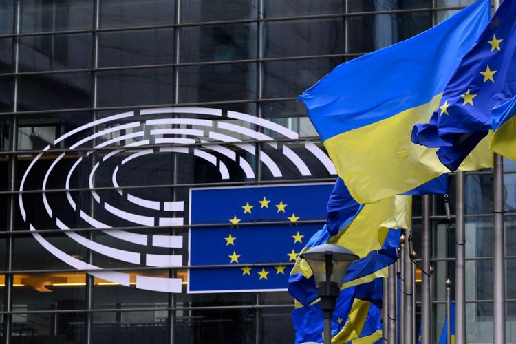 Bandiera europea  e ucraina - Afp