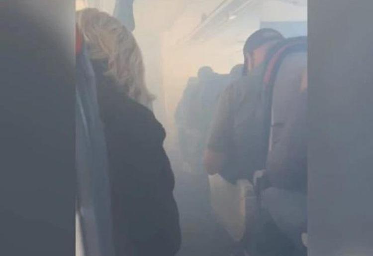 Paura a bordo di un volo Delta Air Lines: la cabina si riempie di fumo - Video