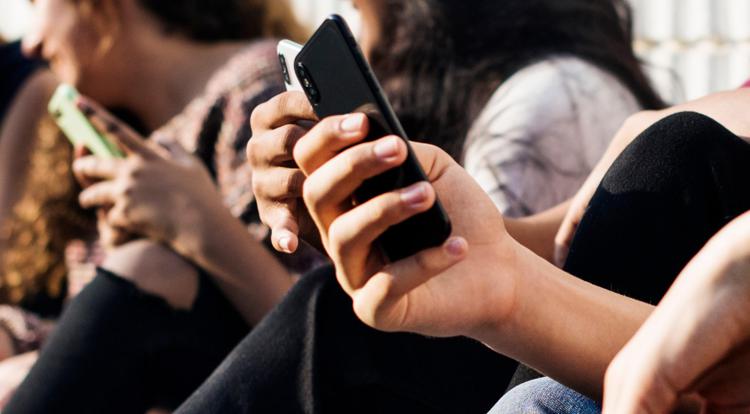 Adolescenti con smartphone - 

