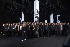 Giorgio Armani con le modelle di Emporio Armani dedicata alla fall-winter 2025/2026