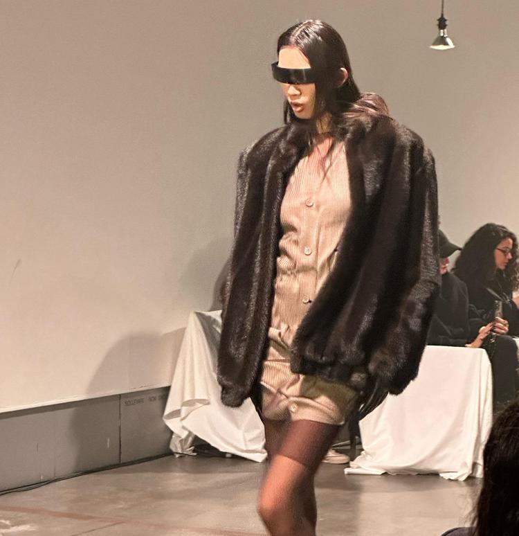 Una delle uscite di MM6 Maison Margiela per la fall-winter 2025