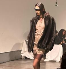 Una delle uscite di MM6 Maison Margiela per la fall-winter 2025