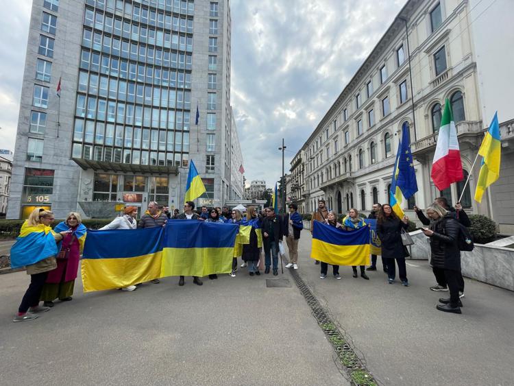 La manifestazione sotto il consolato Usa a Milano