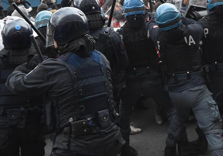 Polizia durante una carica - Fotogramma