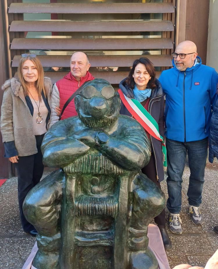 Svelata la statua di Bobo, un omaggio a Sergio Staino