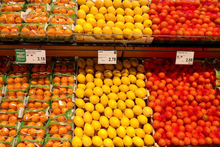 Frutta nel banco di un supermercato - Fotogramma