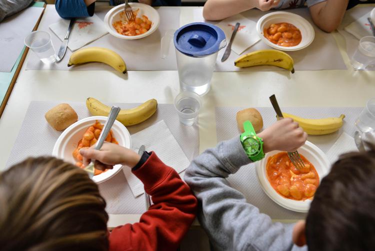 Bambini mangiano alla mensa scolastica - Ipa