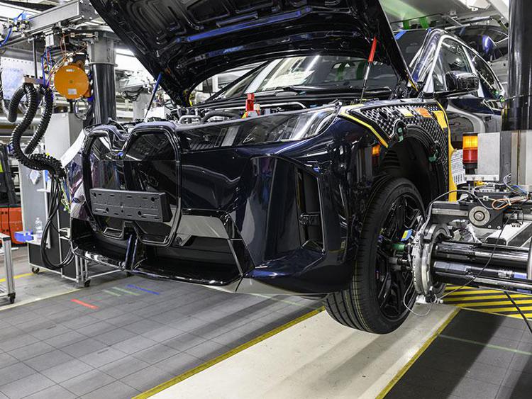 Nuova BMW iX, il rinnovato SUV elettrico nasce nella fabbrica di Dingolfing