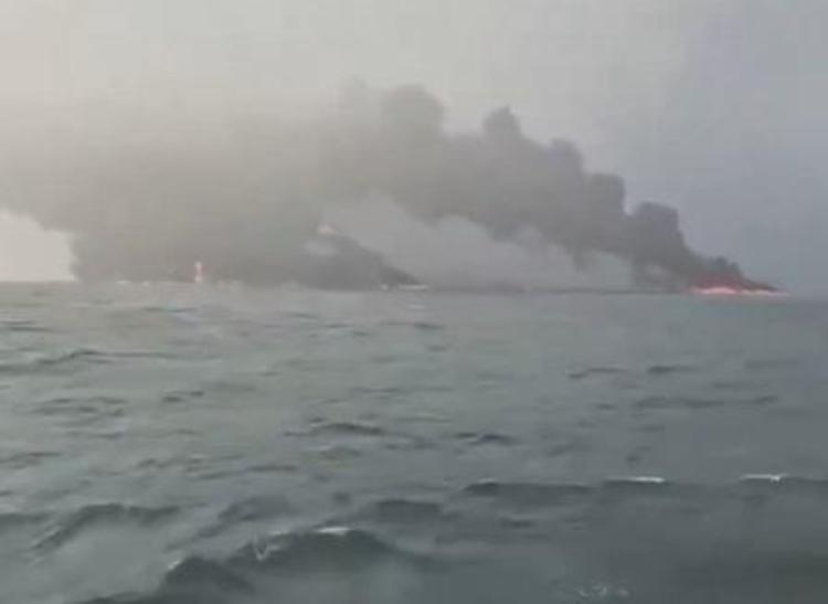 La petroliera Mv Stena Immaculate in fiamme al largo della Gran Bretagna