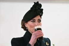 Kate Middleton mentre beve una mezza pinta di Guinness nel giorno di San Patrizio - (Fotogramma/Ipa)