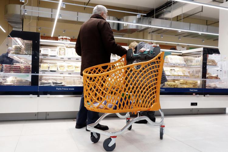 Uomo col carrello della spesa - Fotogramma