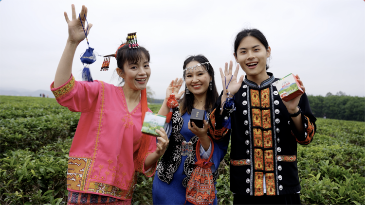 On Mar. 31, two college students, Assima Bissen and Cyrus Huang, from Hainan Lingshui Li'an International Education Innovation Pilot Zone, participated in the celebration of the traditional Li and Miao festival 