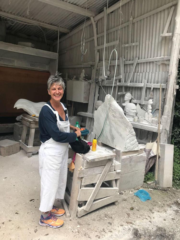 La scultrice Isabella Nurigiani al lavoro nel suo atelier