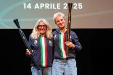 Da sinistra: Stefania Belmondo e Bebe Vio con la Torcia olimpica e la Torcia paralimpica