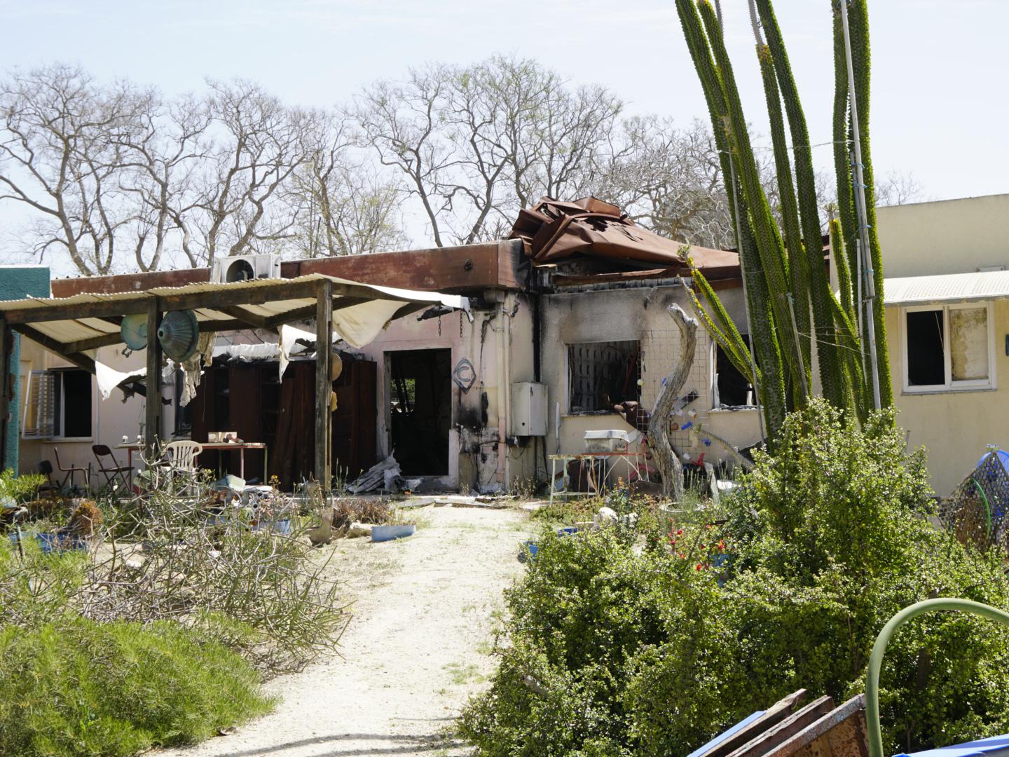 Casa bruciata all'ingresso del kibbutz Nir Oz, Israele