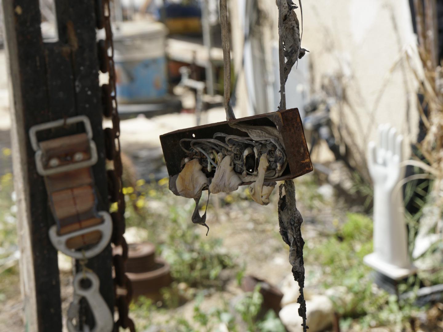 Dettagli di una casa bruciata all'ingresso del kibbutz Nir Oz, Israele