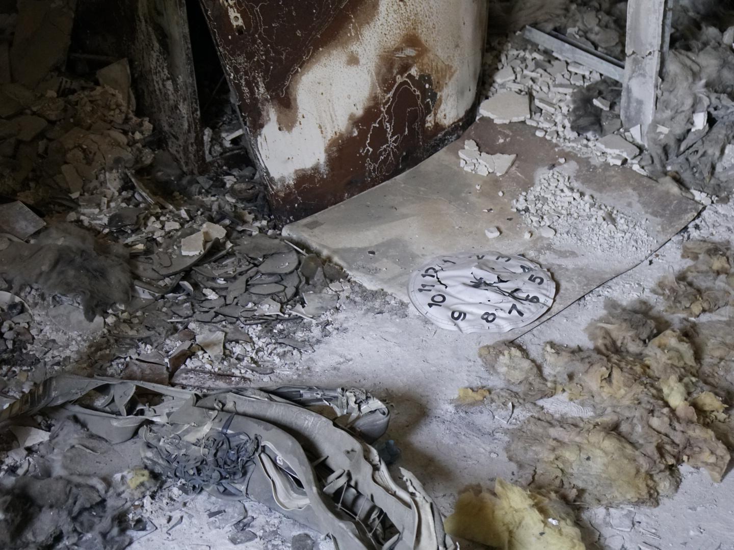 Interno distrutto di una casa del kibbutz Nir Oz, Israele