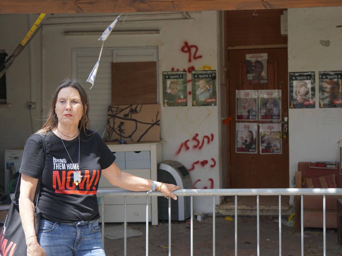 Rita Lifshitz di fronte alla casa della famiglia Bibas, kibbutz Nir Oz, Israele. Tutti i membri della famiglia sono morti in detenzione a Gaza, con l'eccezione del padre, Yarden, che ha appreso della morte dei suoi familiari solo quando è stato liberato