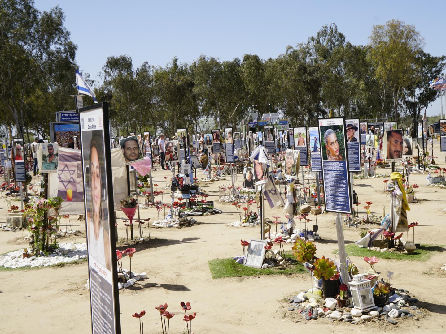Fotografie commemorative delle vittime nel luogo del massacro del Nova Festival, regione di Eshkol, Israele