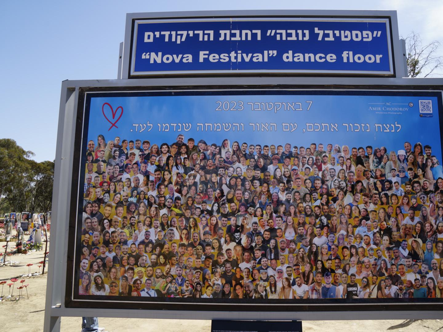 Fotografie commemorative delle vittime nel luogo del massacro del Nova Festival, regione di Eshkol, Israele