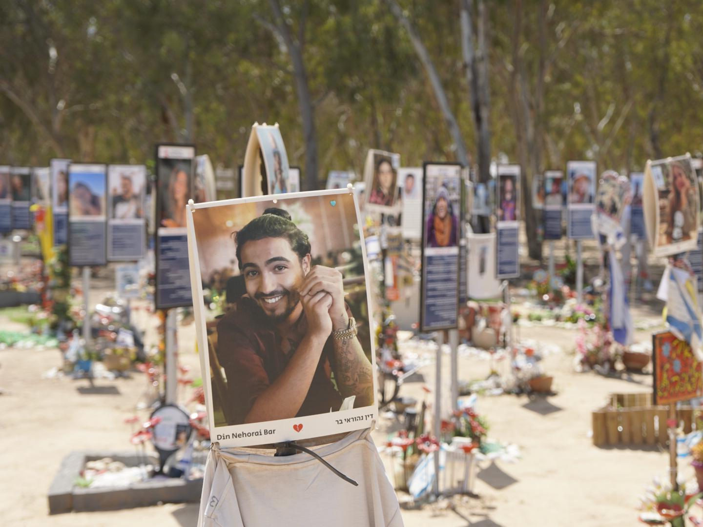 Fotografie commemorative delle vittime nel luogo del massacro del Nova Festival, regione di Eshkol, Israele