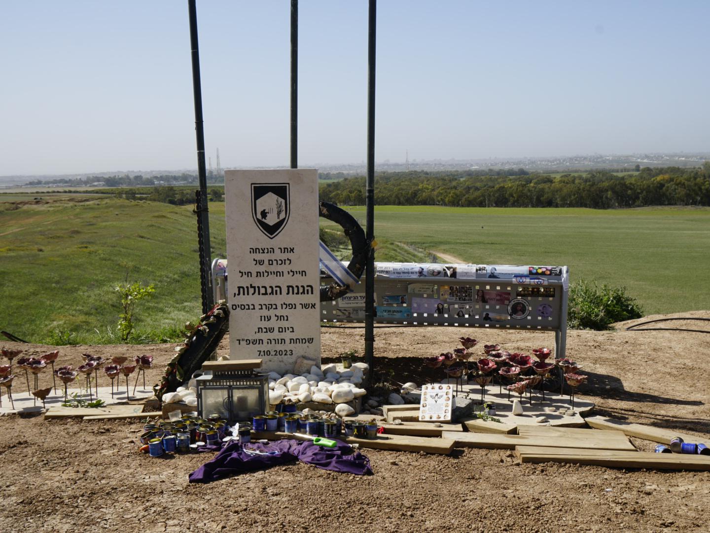 Sculture commemorative in una postazione di osservazione vicino alla base di Nahal Oz, Israele, dove sono state uccise diverse giovani soldatesse dell'Idf il sette ottobre 2023. In lontananza gli edifici della Striscia di Gaza
