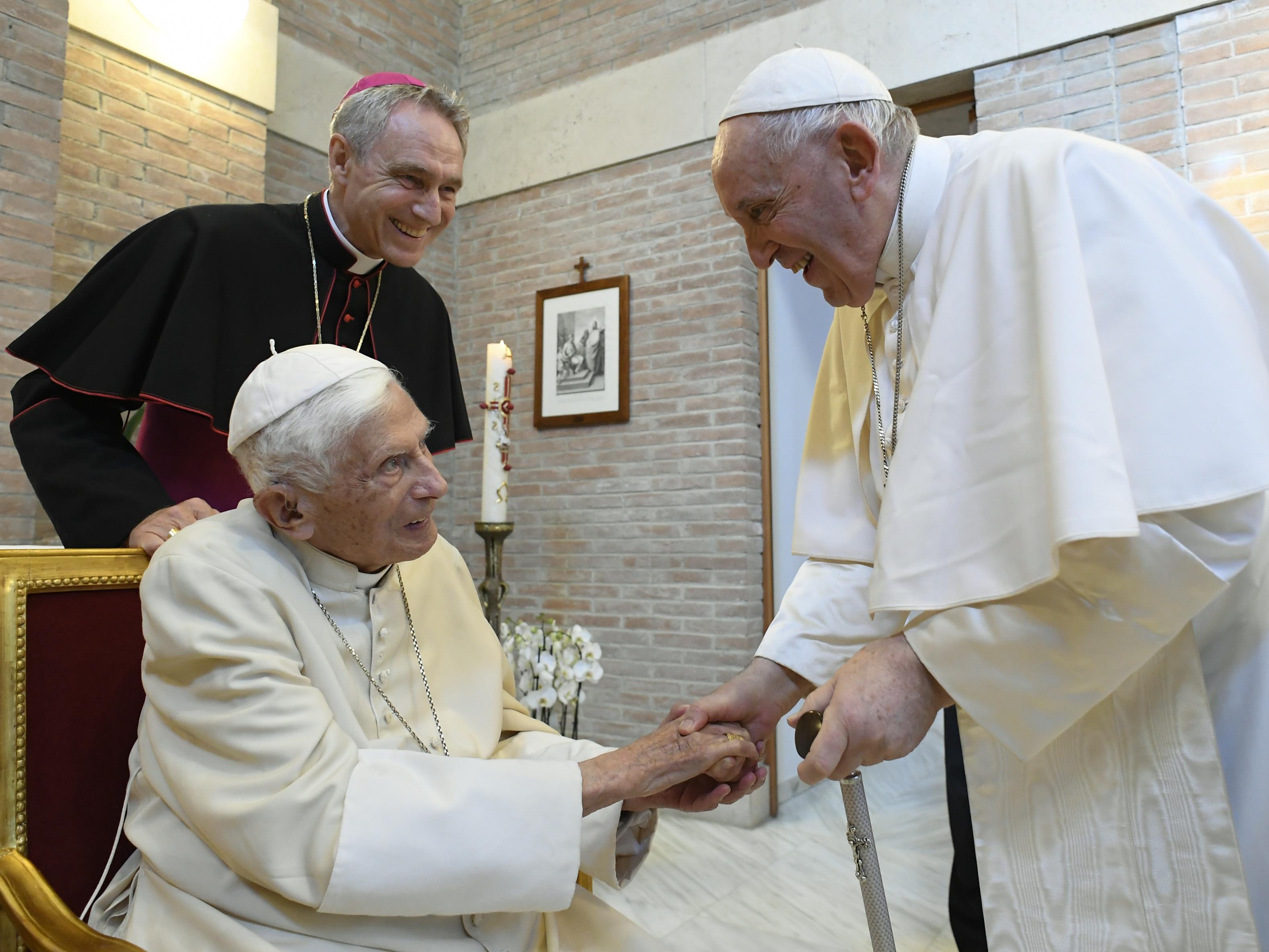 Papa Francesco insieme al Papa emerito Benedetto XVI nel 2022
