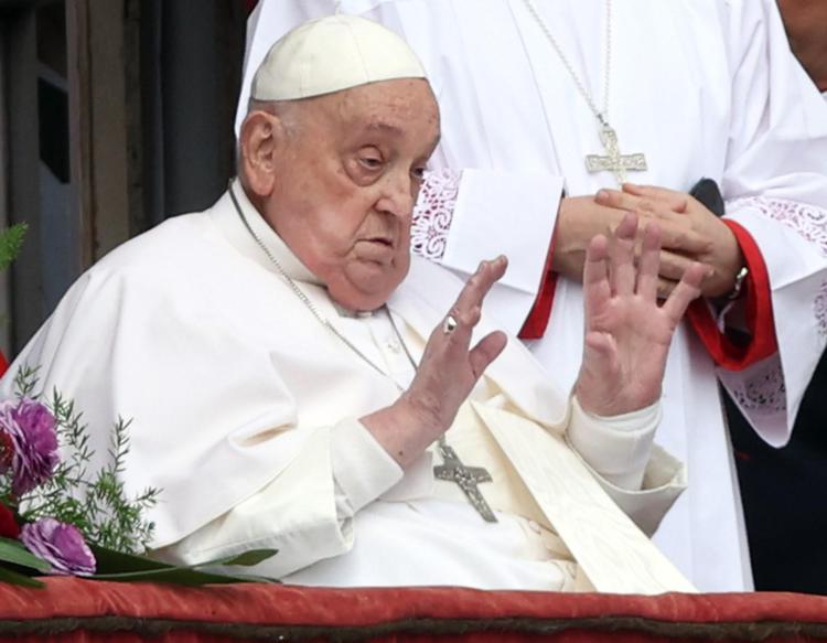 Papa Francesco durante la benedizione Urbi et Orbi a Pasqua - Fotogramma