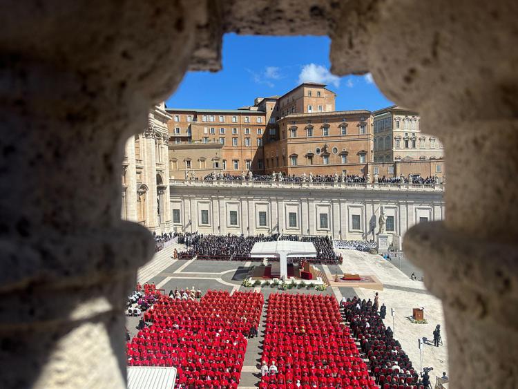 Il sagrato di San Pietro durante i funerali di Papa Francesco - Adnkronos