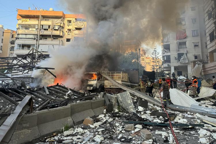L'edificio bombardato (Afp)