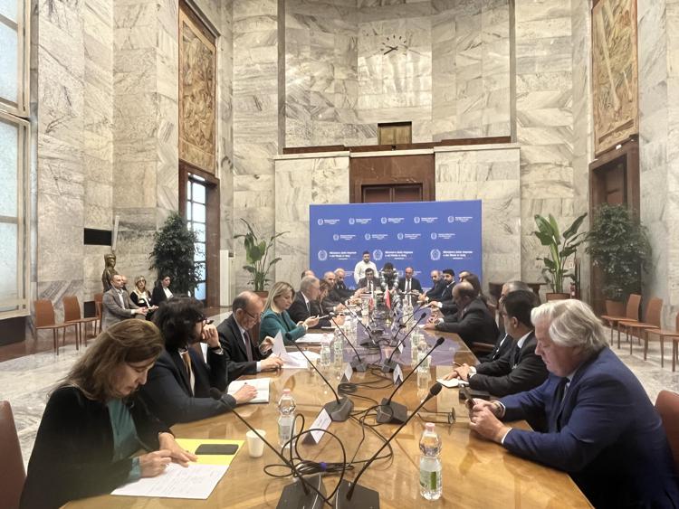 Italia-Bahrein: Urso incontra ministro Al Khalifa: ''rafforzare investimenti nel digitale, IA e Quantum''