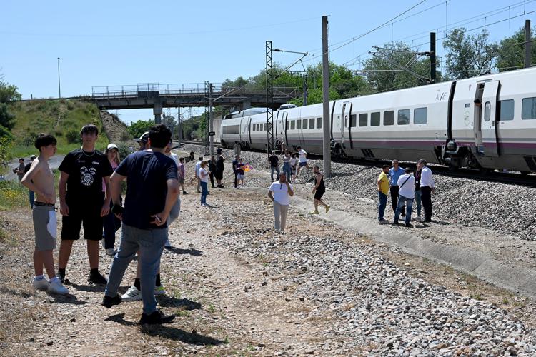 Un treno fermo per il blackout