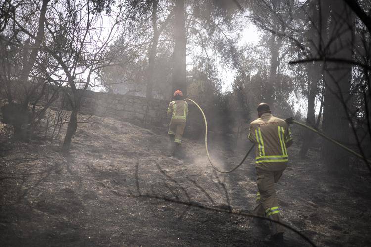 I vigili del fuoco impegnati per spegnere i roghi in Israele - Afp